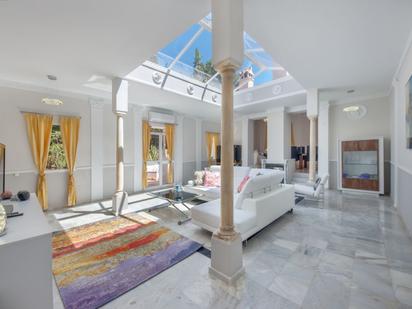 Sala d'estar de Casa o xalet en venda en Marbella amb Aire condicionat, Jardí privat i Terrassa