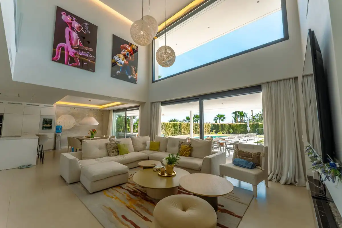 Sala d'estar de Casa o xalet de lloguer en Estepona amb Jardí privat, Piscina i Alarma