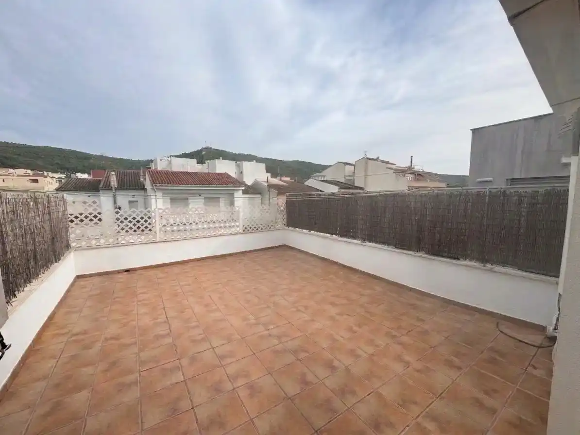 Vista exterior de Casa adosada en venda en Enguera amb Aire condicionat
