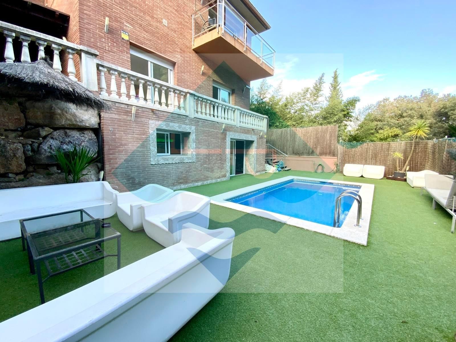 Swimming pool of Single-family semi-detached for sale in Alella  with Air Conditioner, Heating and Private garden