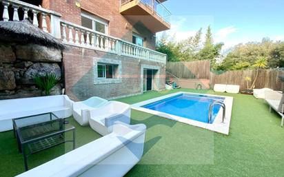 Piscina de Casa adosada en venda en Alella amb Aire condicionat, Calefacció i Jardí privat