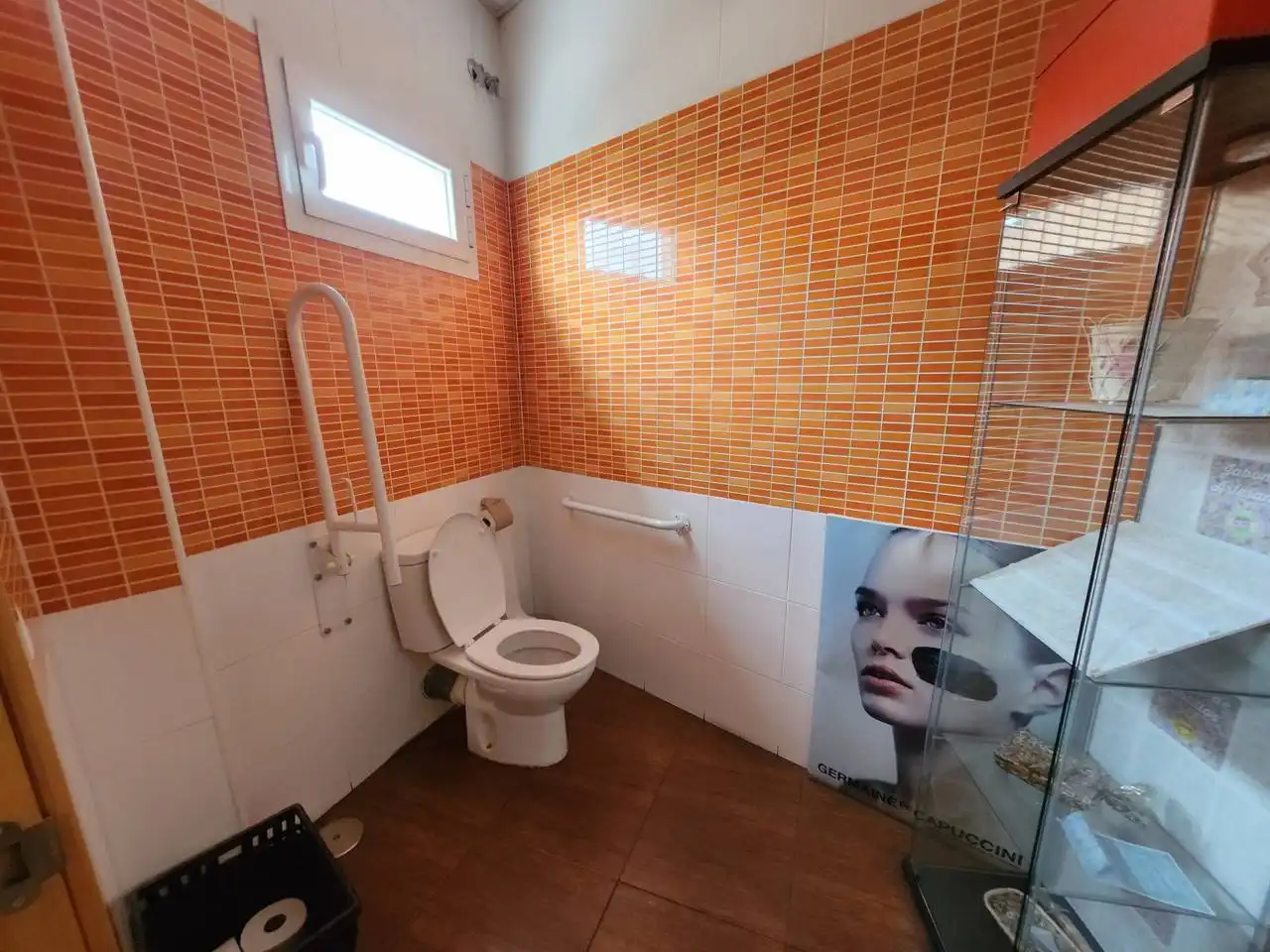 Bany de Local en venda en El Casar amb Aire condicionat