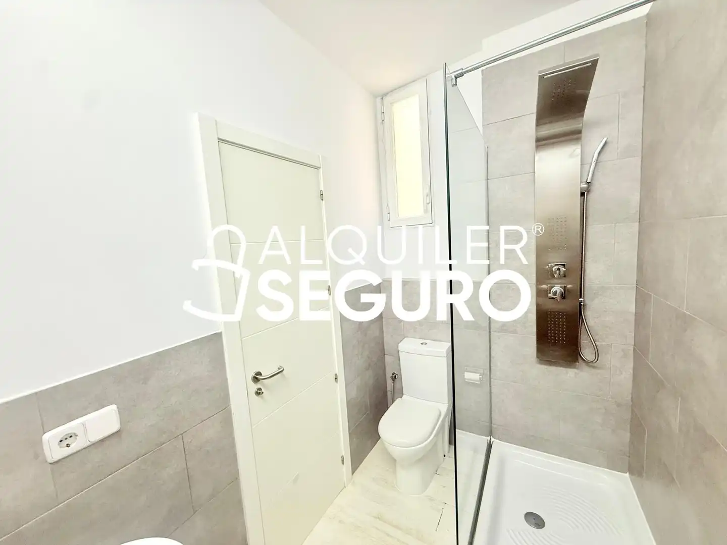Bathroom of Flat for rent in Madrid  with Air Conditioner and Heating