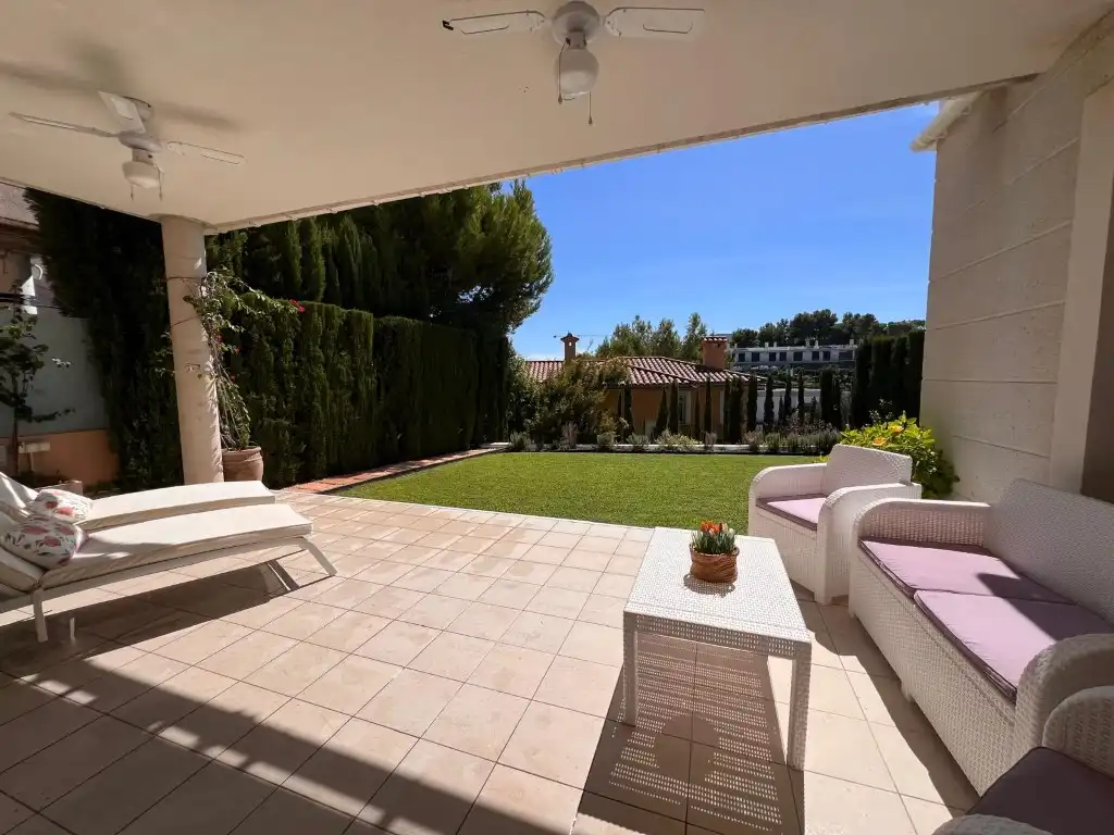 Terrasse von Einfamilien-Reihenhaus zur Miete in Cala Vinyes
