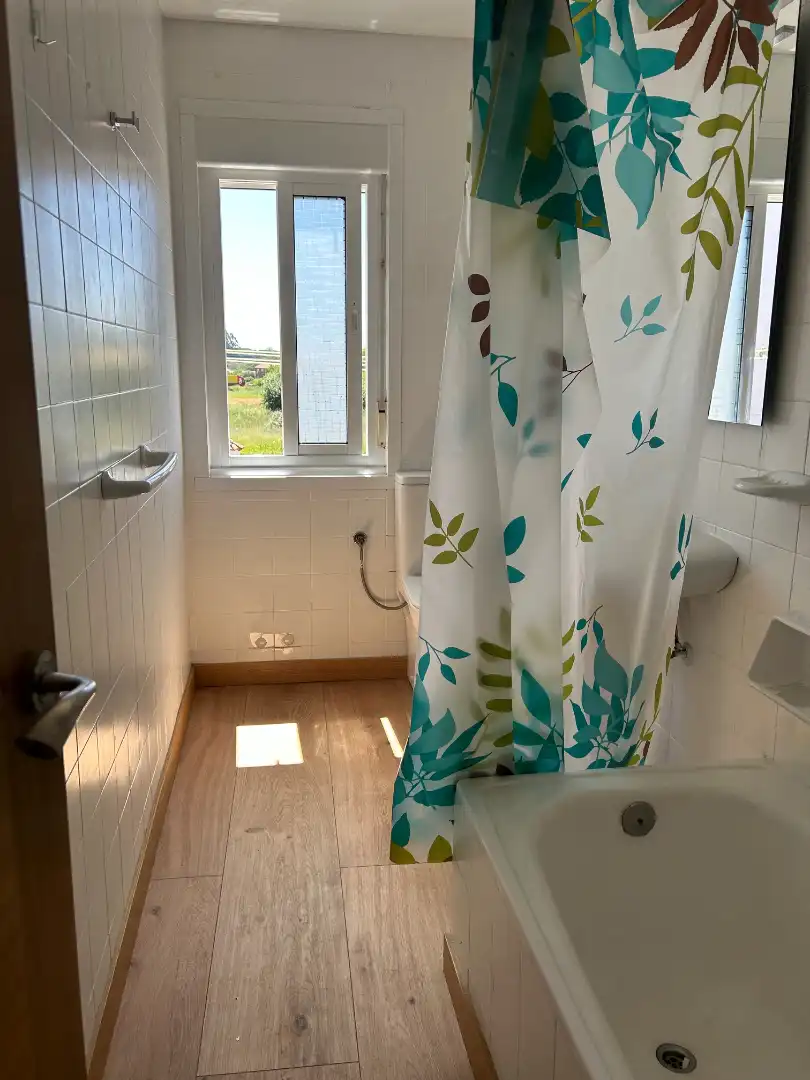 Bathroom of Flat for rent in Santiago de Compostela   with Furnished