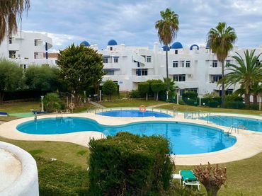 Pis amb piscina en venda a Calahonda