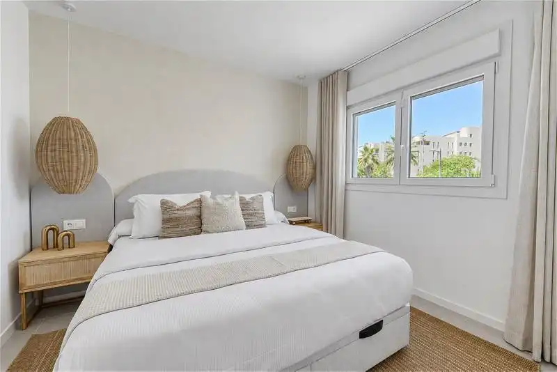Habitación de Apartamento de alquiler en Estepona con Aire acondicionado, Calefacción y Terraza