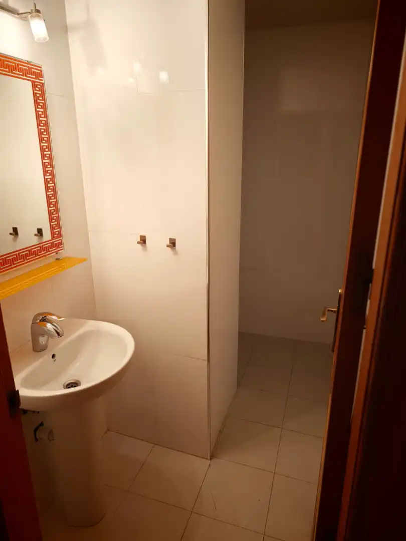 Bany de Pis de lloguer en Granada amb Aire condicionat, Calefacció i Moblat