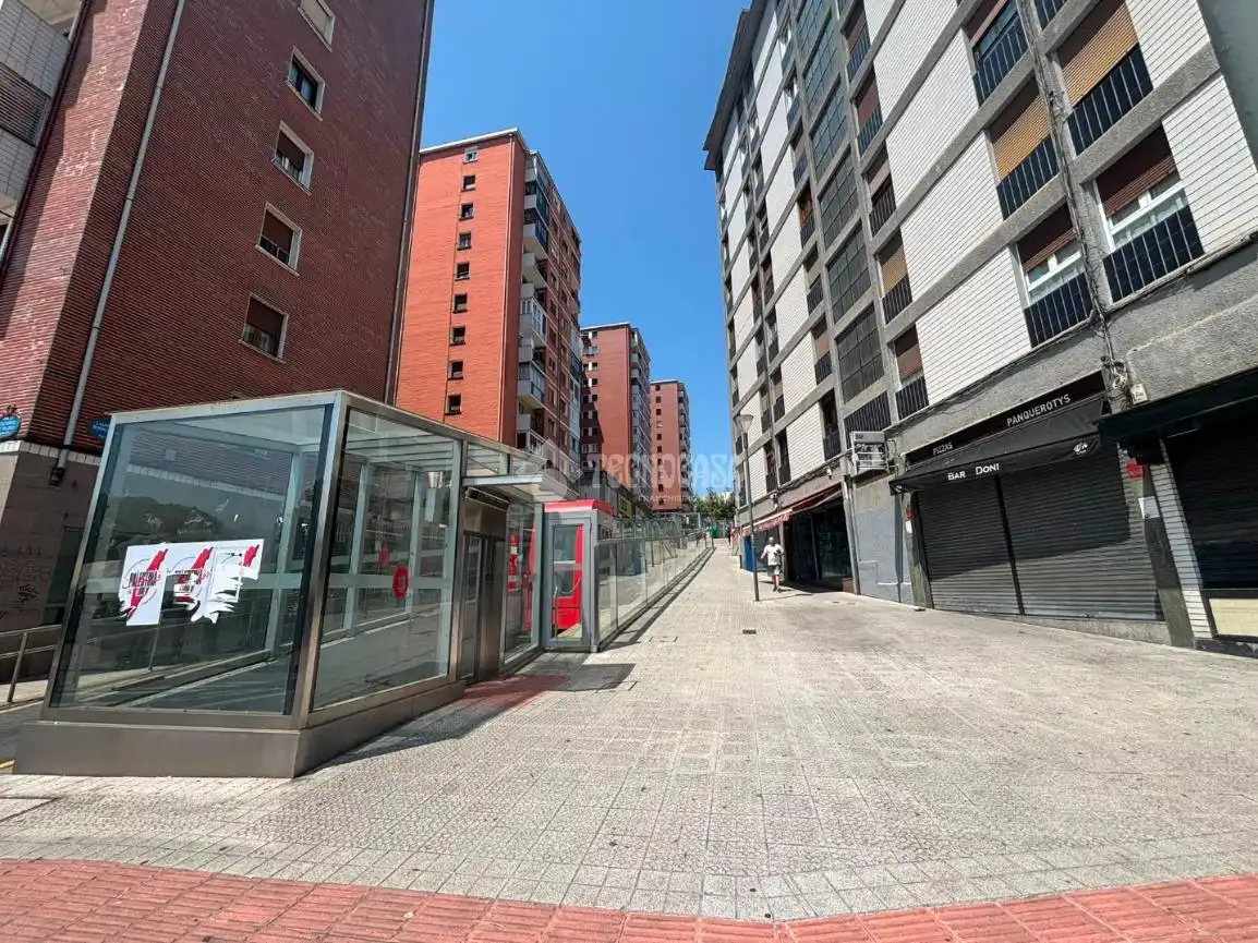 Vista exterior de Pis en venda en Bilbao 