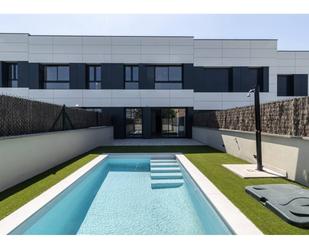 Piscina de Casa adosada en venda en Navarcles amb Aire condicionat, Calefacció i Jardí privat