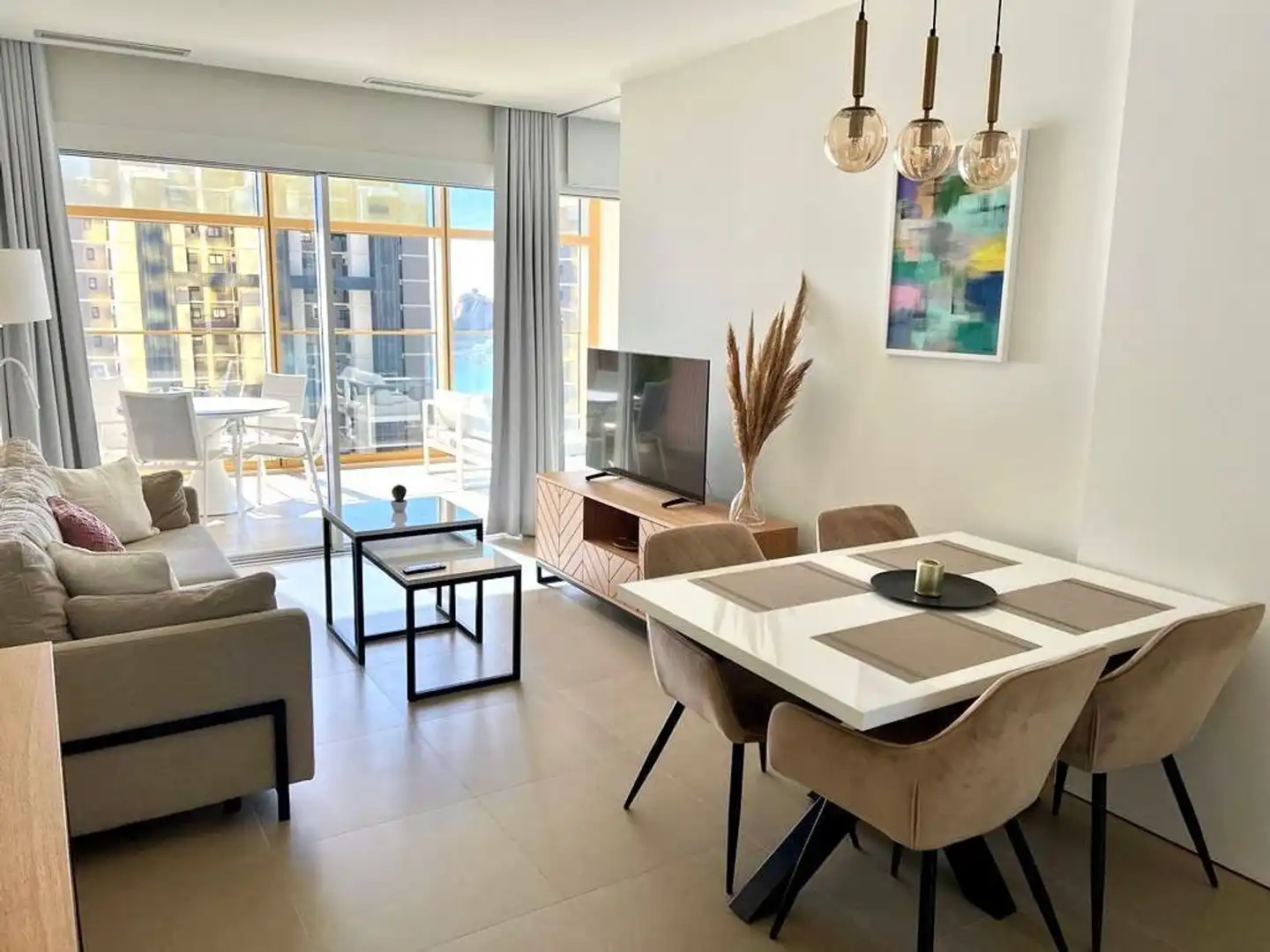Sala d'estar de Casa o xalet de lloguer en Benidorm amb Aire condicionat, Jardí privat i Moblat