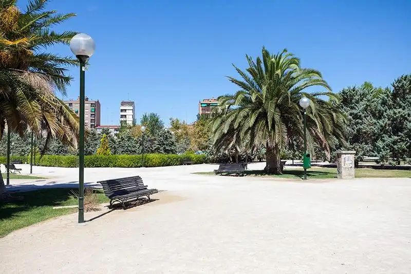 Außenansicht von Wohnung zum Verkauf in Zaragoza mit Heizung, Terrasse und Balkon