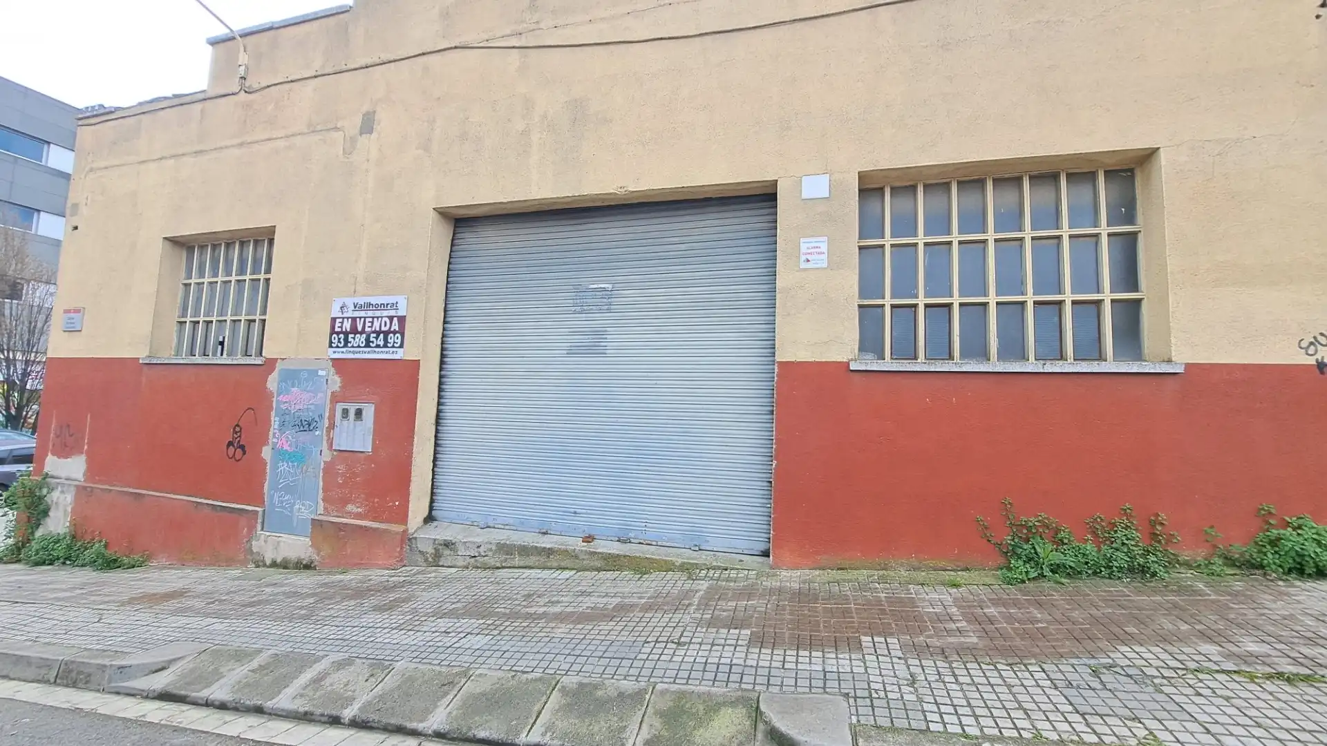 Vista exterior de Nau industrial en venda en Montcada i Reixac