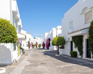 Vista exterior de Casa adosada en venda en Marbella amb Aire condicionat, Jardí privat i Terrassa