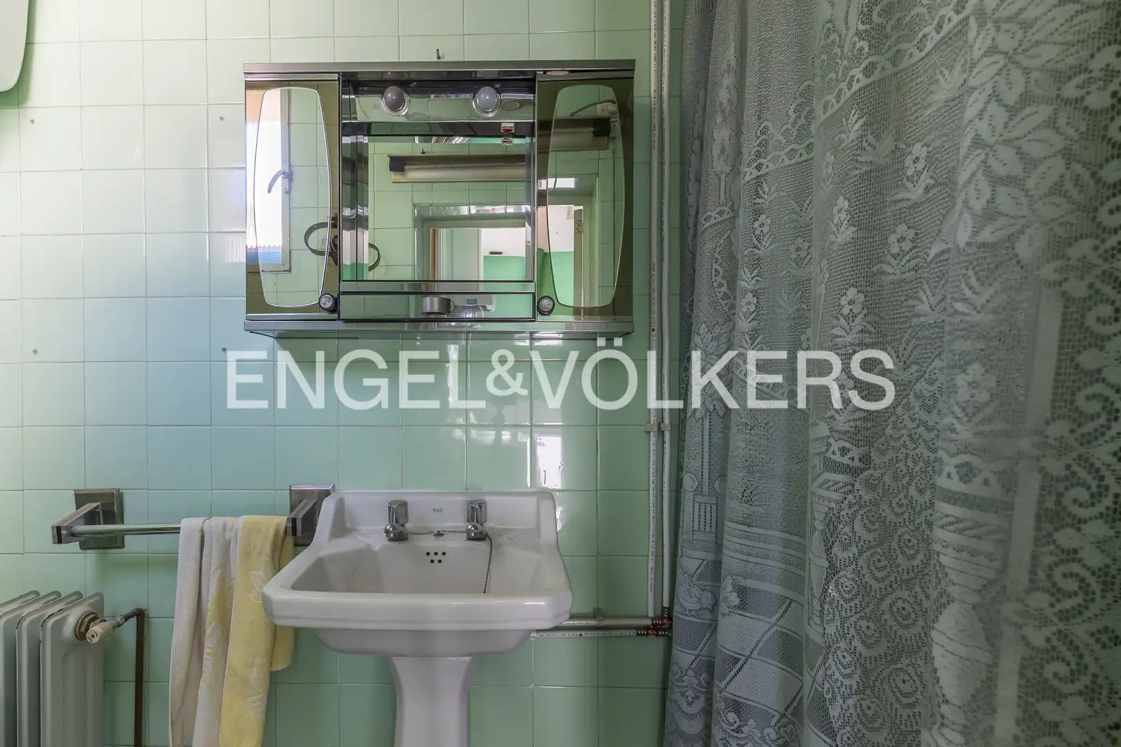 Bathroom of Flat for sale in Madrid  with Heating