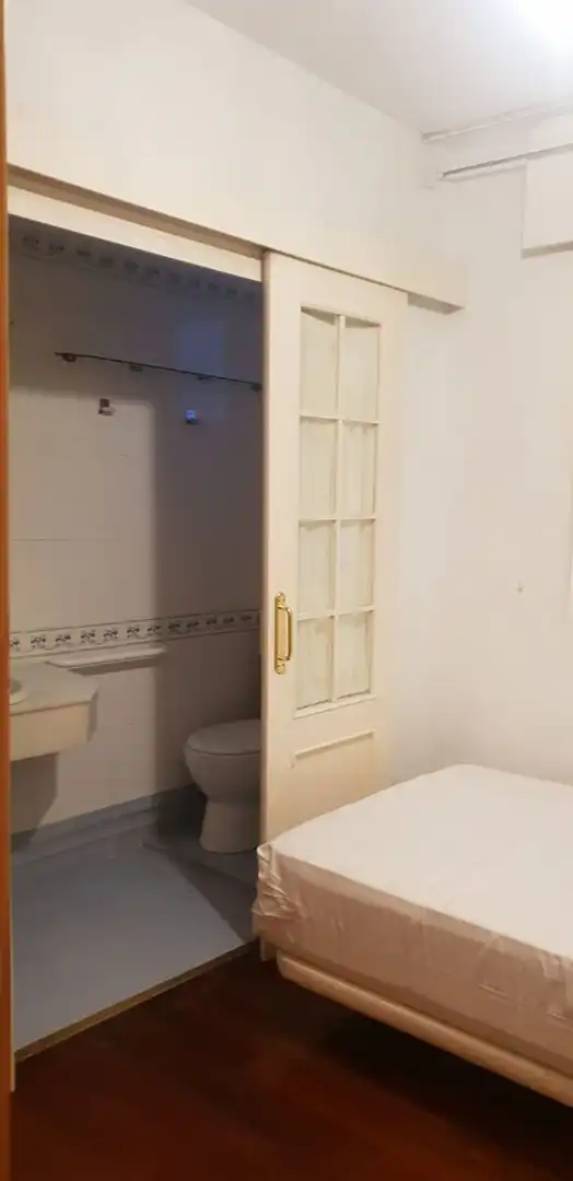 Baño de Piso de alquiler en Sevilla con Aire acondicionado, Amueblado y Horno
