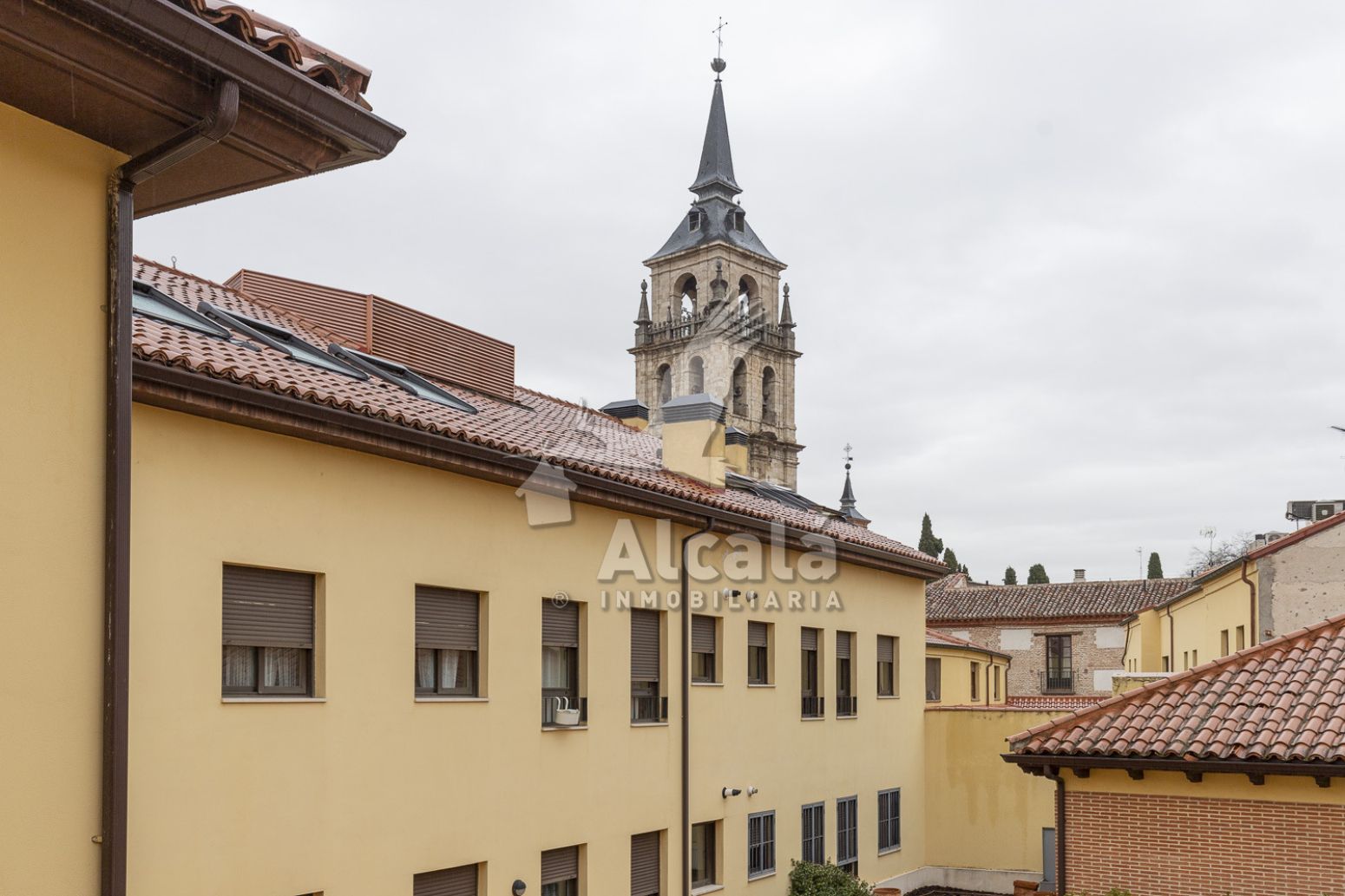 Vista exterior de Pis en venda en Alcalá de Henares amb Calefacció, Parquet i Traster