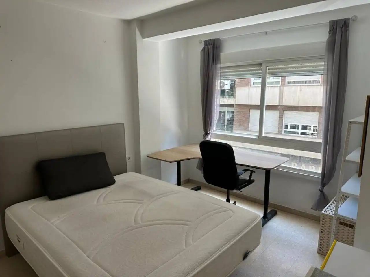 Schlafzimmer von Wohnung zur Miete in Granada mit Möbliert und Balkon