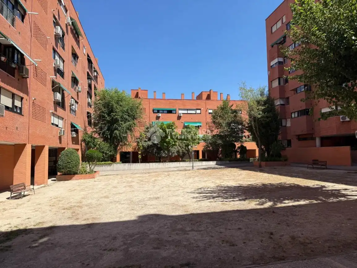 Vista exterior de Pis en venda en Madrid amb Calefacció