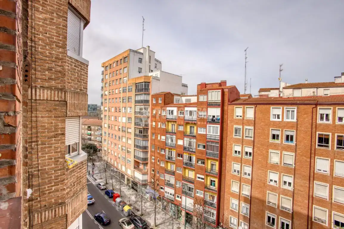Vista exterior de Piso en venta en Valladolid con Calefacción y Parquet