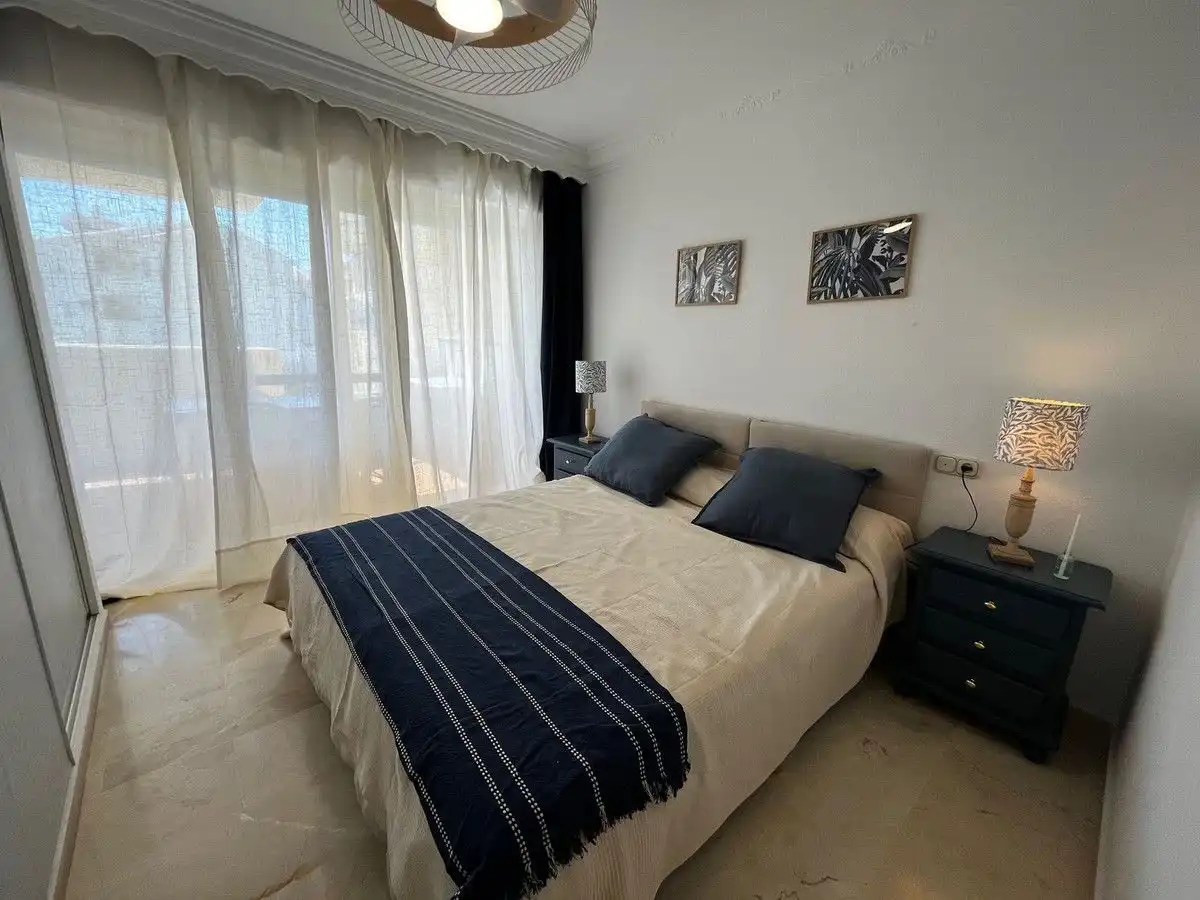 Habitación de Apartamento de alquiler en Estepona con Terraza, Amueblado y Piscina comunitaria