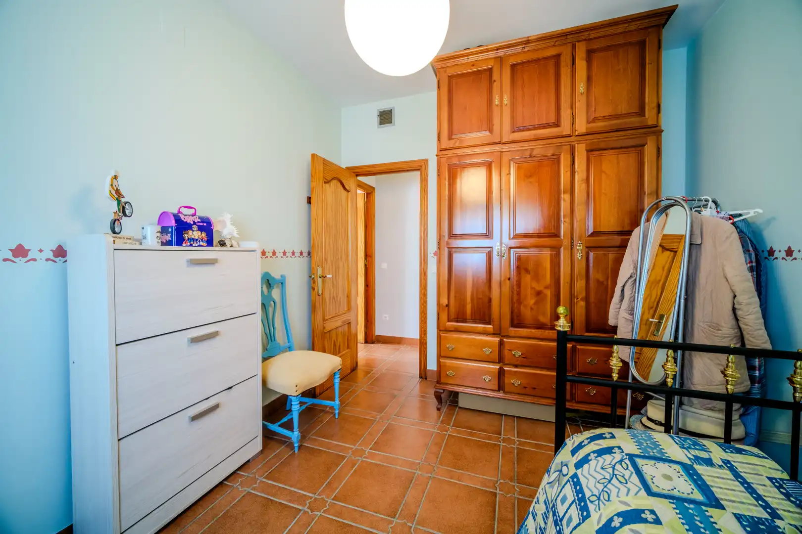 Dormitori de Casa o xalet en venda en Montequinto amb Jardí privat, Terrassa i Moblat