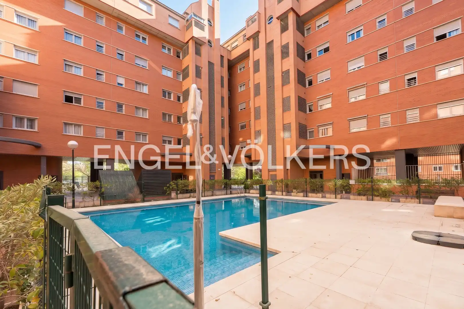 Piscina de Ático en venta en Madrid con Aire acondicionado, Calefacción y Jardín privado