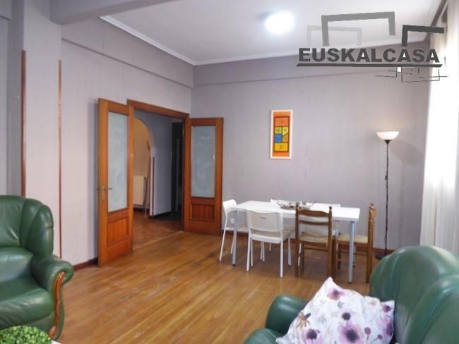 Comedor de Piso en venta en Bilbao  con Calefacción y Parquet