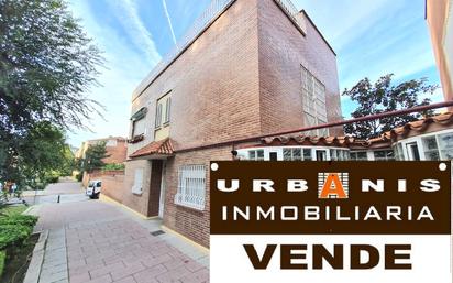 Vista exterior de Casa o xalet en venda en Torrejón de Ardoz amb Calefacció, Jardí privat i Parquet