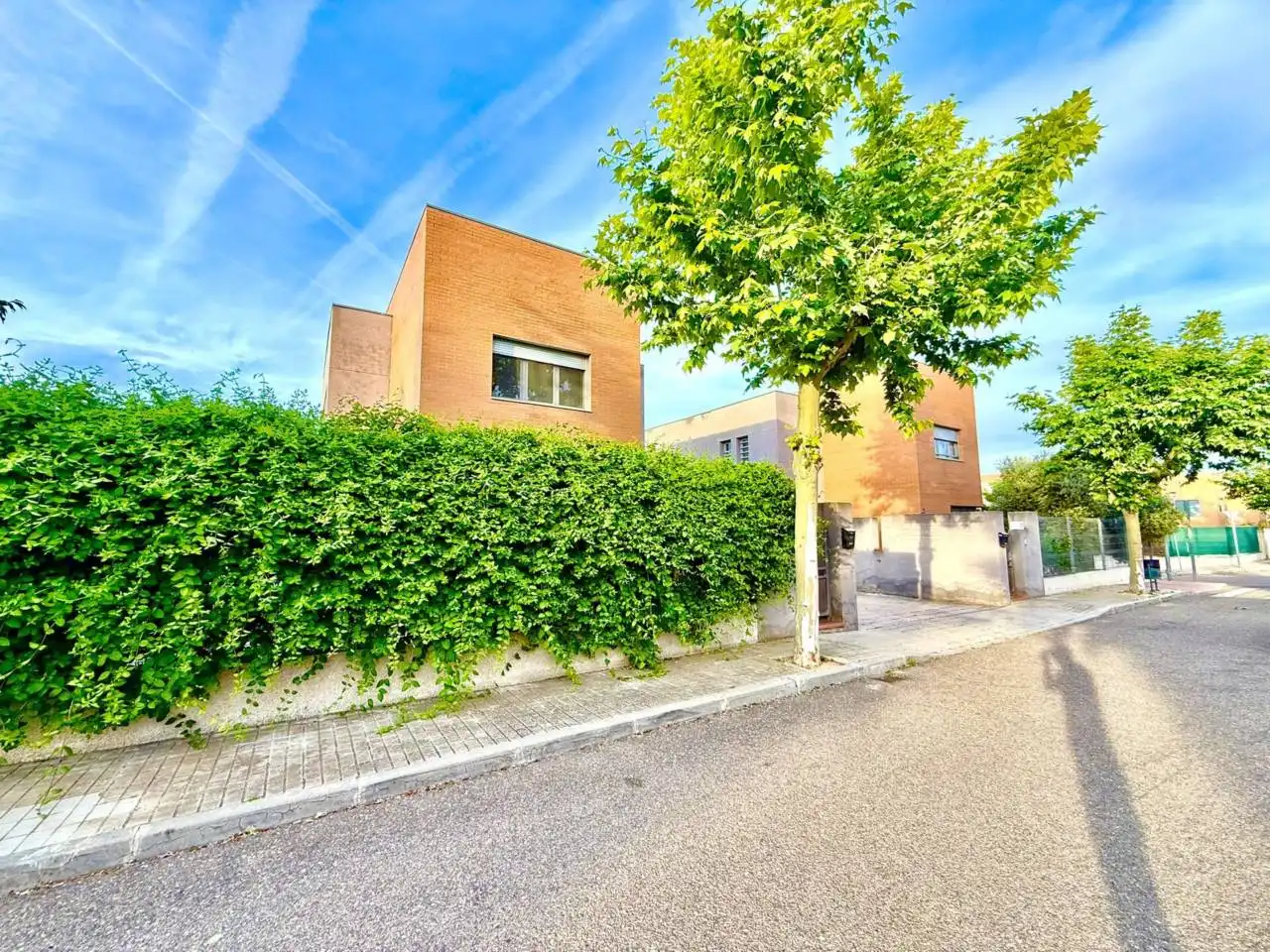 Außenansicht von Einfamilien-Reihenhaus zum Verkauf in Bargas mit Heizung, Privatgarten und Alarm