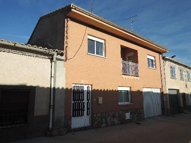 Vista exterior de Casa adosada en venda en Castrillo de la Guareña amb Jardí privat