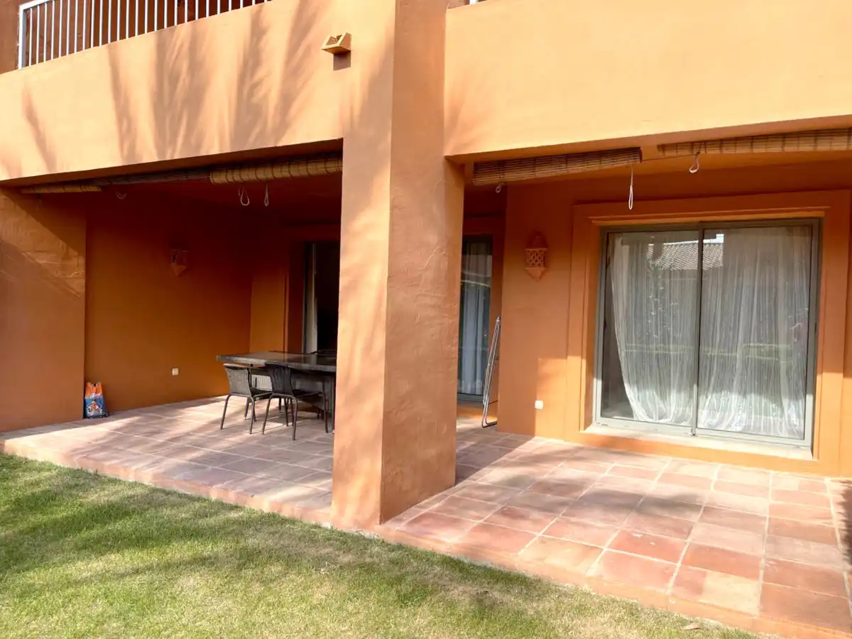 Jardí de Apartament de lloguer en Estepona amb Aire condicionat, Terrassa i Moblat