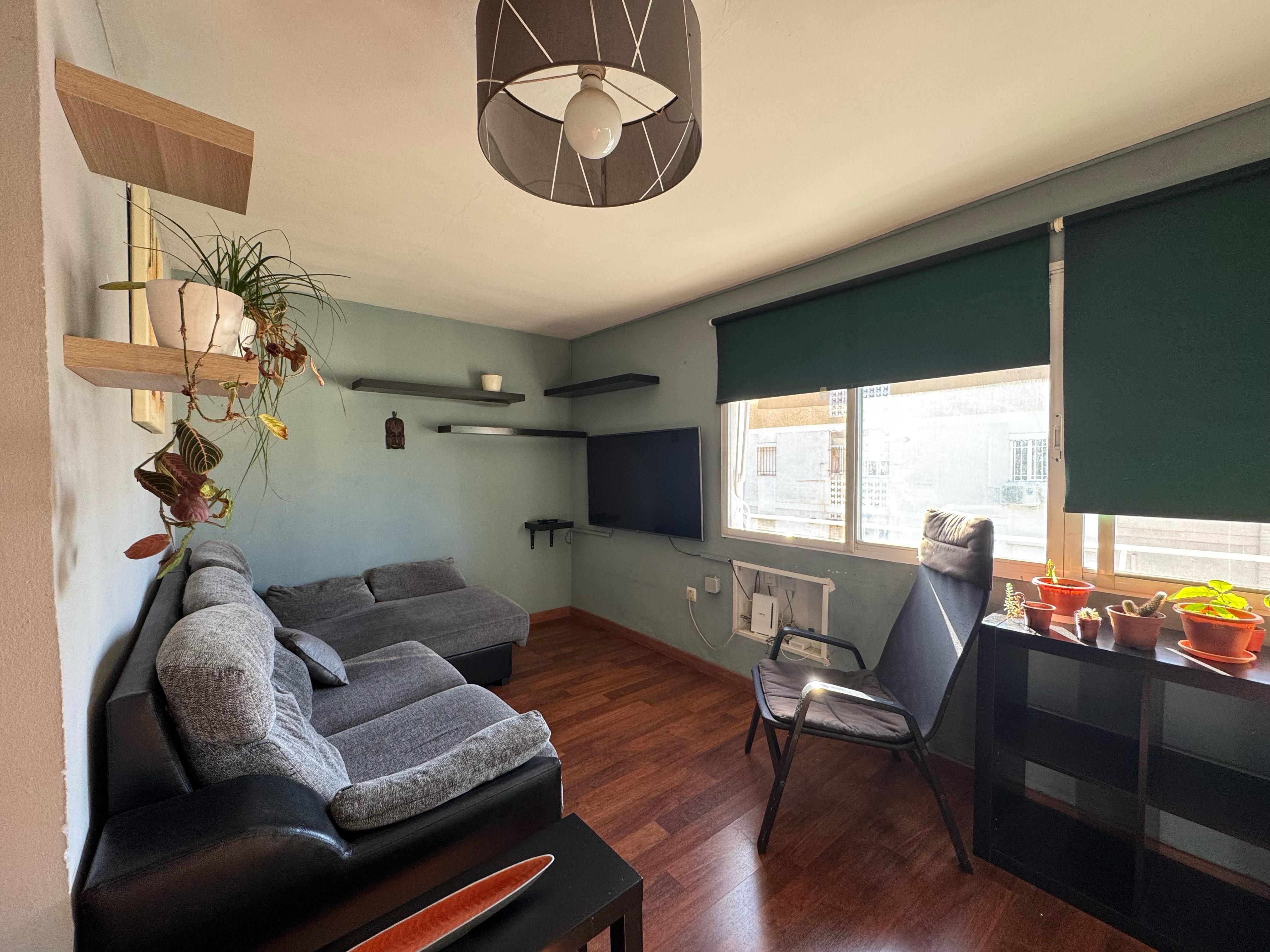 Living room of Flat for sale in  Sevilla Capital  with Storage room