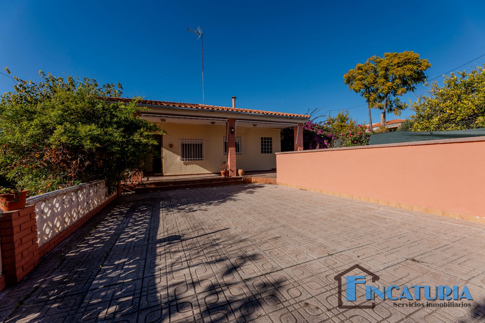 Vista exterior de Casa o chalet en venta en Riba-roja de Túria con Aire acondicionado, Jardín privado y Terraza