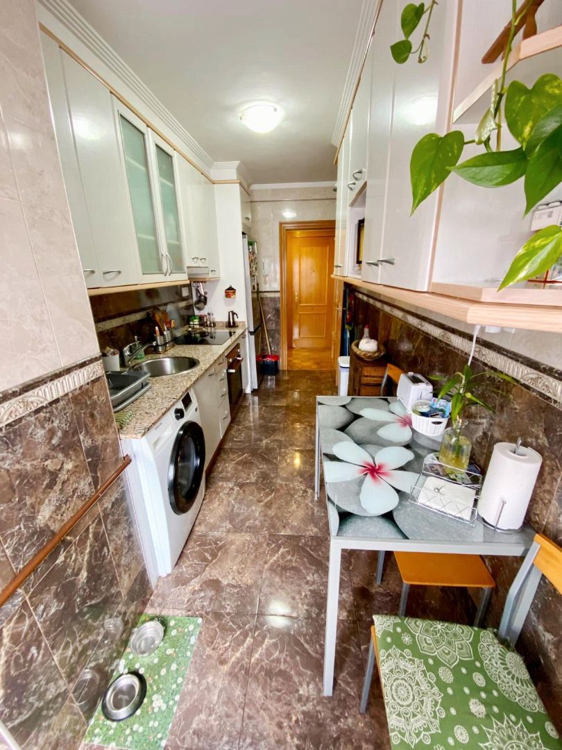 Cuina de Pis en venda en Gijón  amb Calefacció, Parquet i Forn