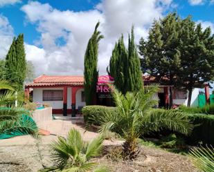 Vista exterior de Finca rústica en venda en Valverde de Mérida amb Piscina