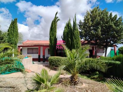 Vista exterior de Finca rústica en venda en Valverde de Mérida amb Piscina