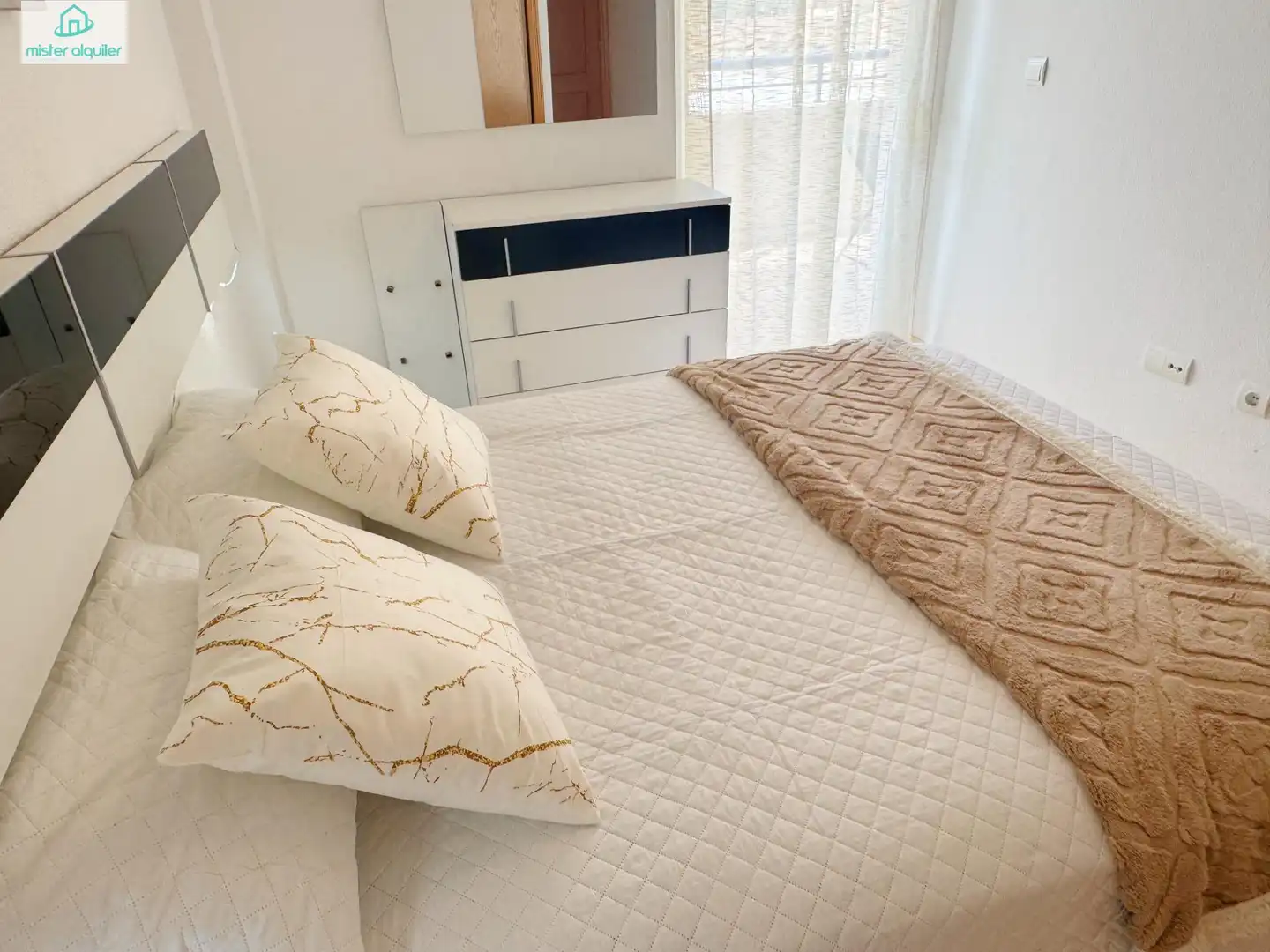 Habitación de Apartamento de alquiler en El Campello con Aire acondicionado, Jardín privado y Terraza