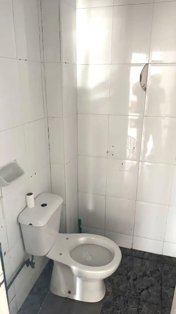 Bany de Local en venda en Cornellà de Llobregat