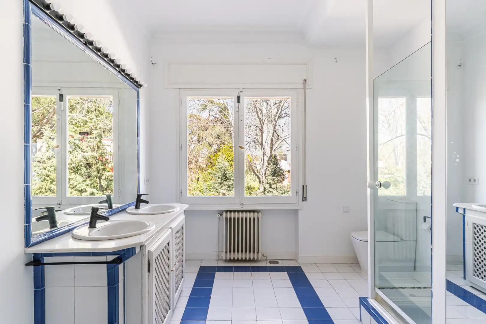 Bathroom of Houses for sale in Villanueva de la Cañada  with Air Conditioner, Heating and Private garden