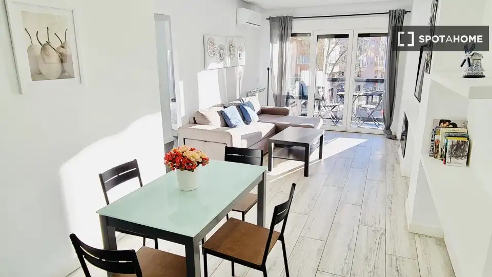 Living room of Flat for rent in Madrid  with Air Conditioner, Heating and Furnished
