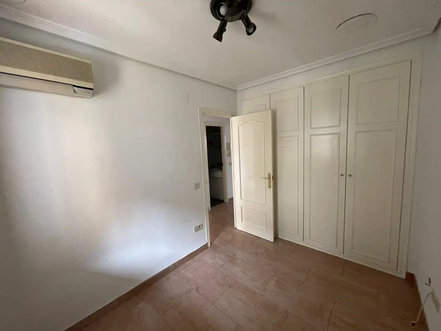 Dormitori de Casa adosada en venda en Catarroja amb Terrassa, Traster i Moblat