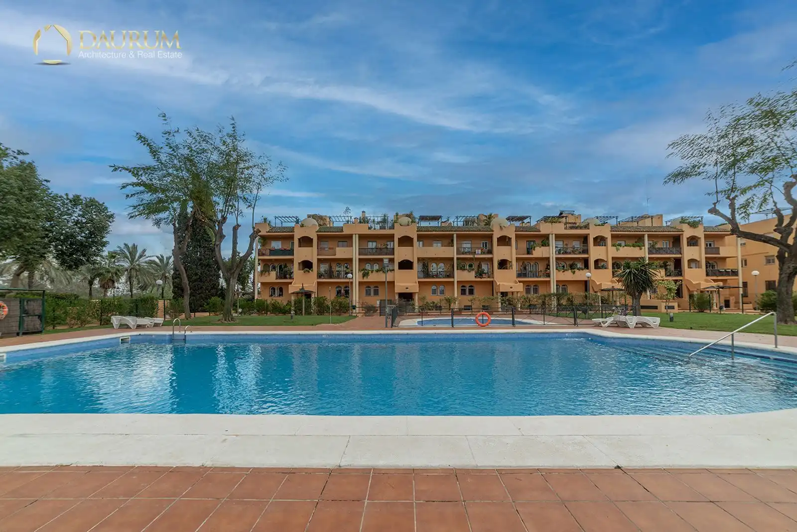 Außenansicht von Maisonette zum Verkauf in San Juan de Aznalfarache mit Klimaanlage, Heizung und Terrasse