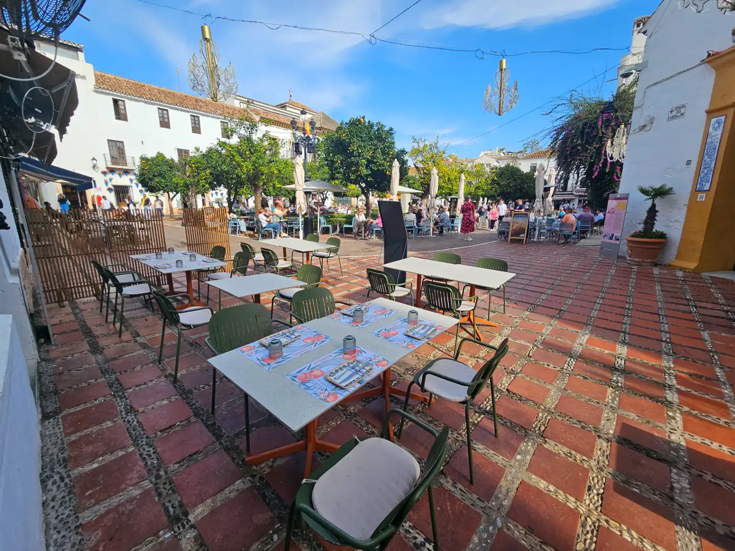 Local comercial en alquiler en Plaza de los Naranjos 8, imagen 2