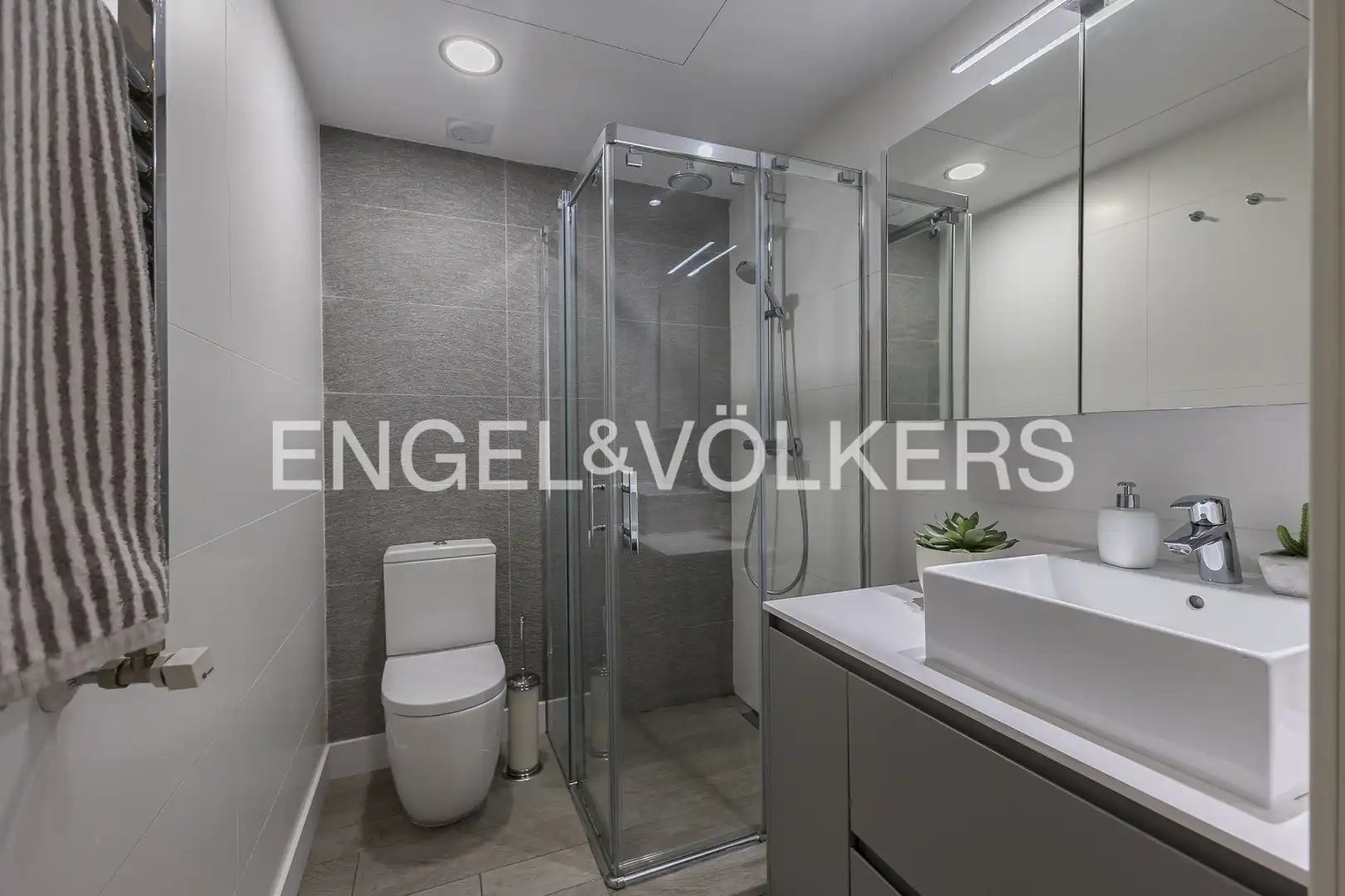 Badezimmer von Dachboden zum Verkauf in Madrid mit Klimaanlage, Heizung und Terrasse
