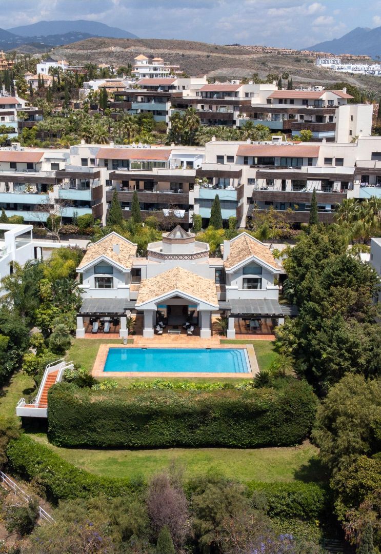 Vista exterior de Casa o xalet en venda en Benahavís amb Aire condicionat, Jardí privat i Piscina