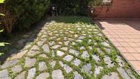 Jardí de Casa adosada en venda en Loiu amb Calefacció i Jardí privat