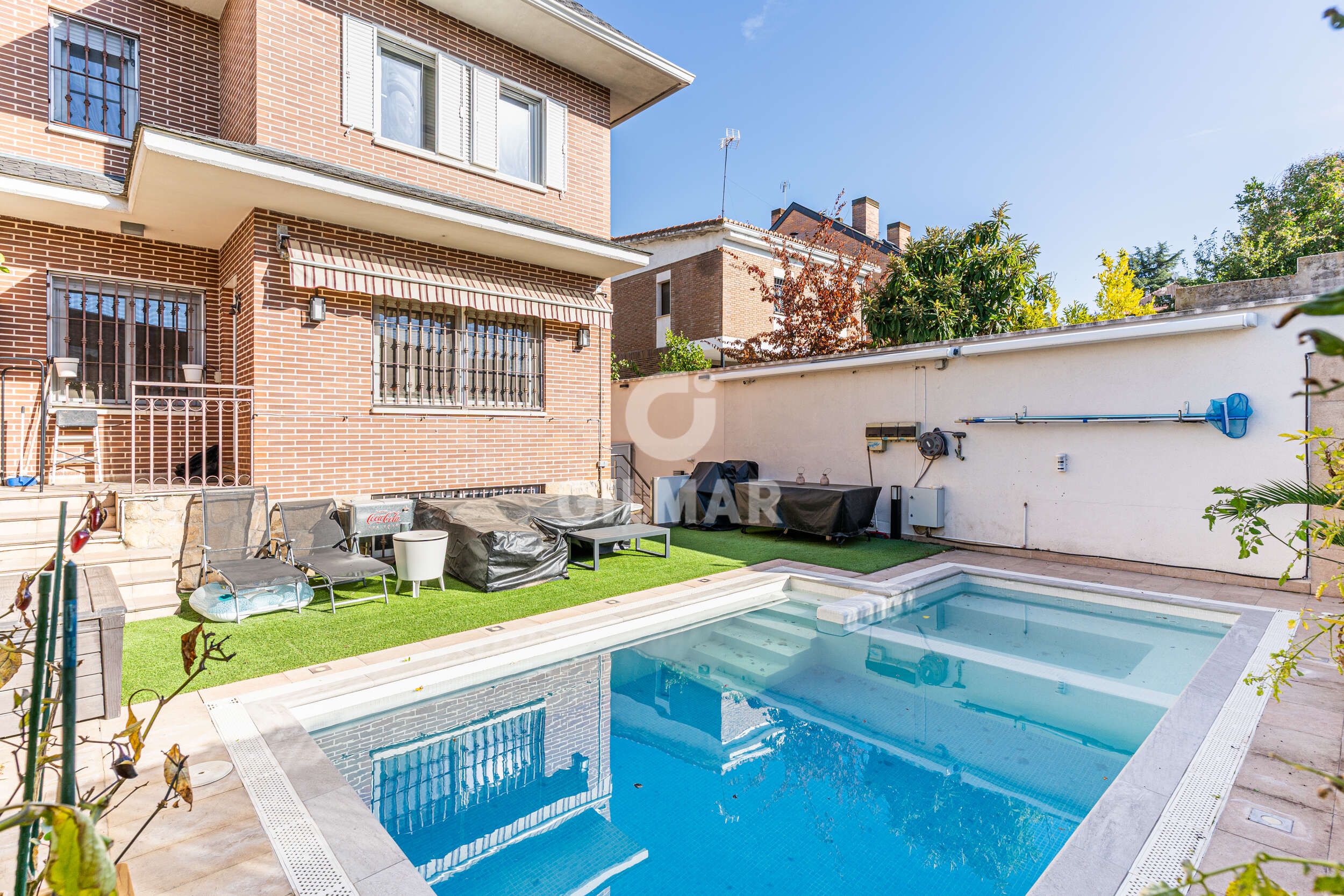 Exterior view of Single-family semi-detached for sale in Pozuelo de Alarcón  with Heating, Private garden and Swimming Pool