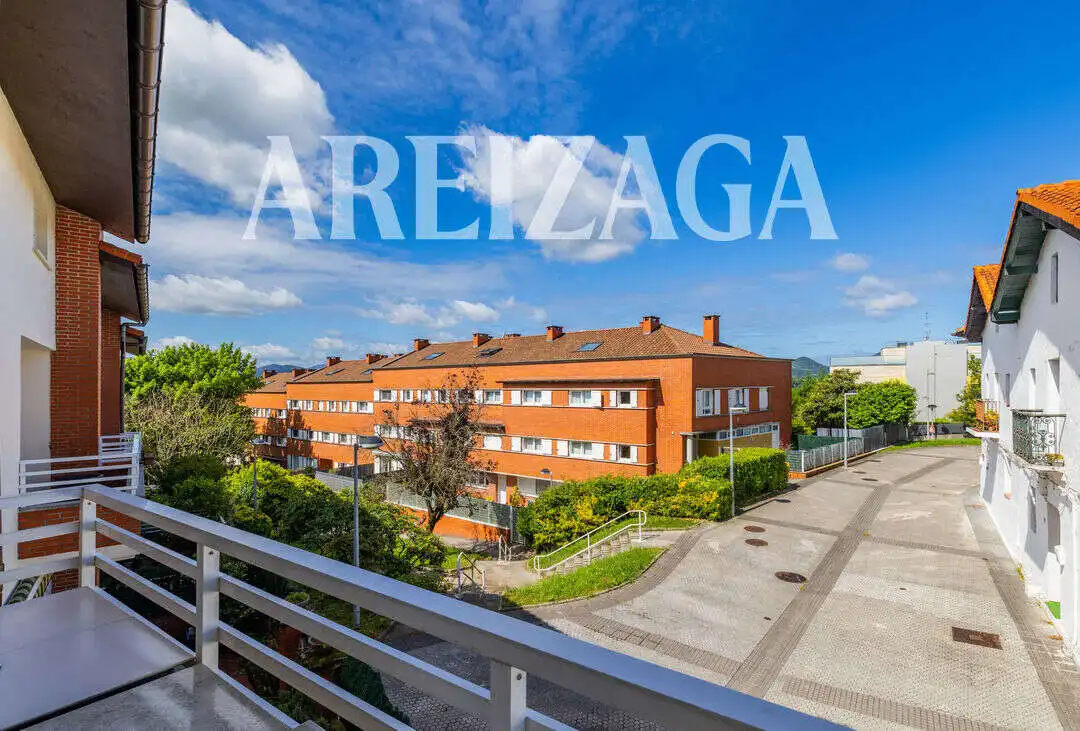 Vista exterior de Casa adosada en venda en Donostia - San Sebastián  amb Calefacció, Terrassa i Traster