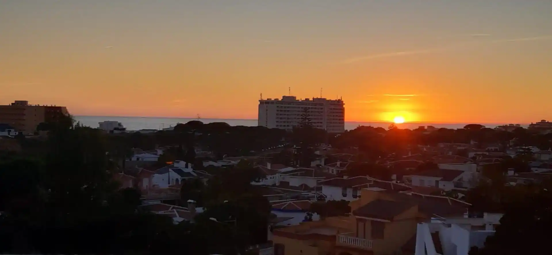 Vista exterior de Estudi en venda en Almonte amb Aire condicionat i Balcó